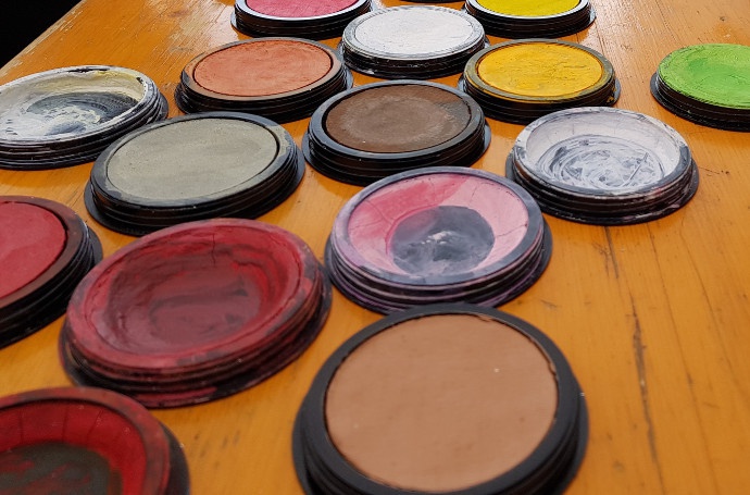 Mit vielen bunten Farben bemalen wir strahlende Kindergesichter nach Wunsch | © Kirk Thieme Viele bunte Farben mit denen Kindergesichter geschminkt werden können